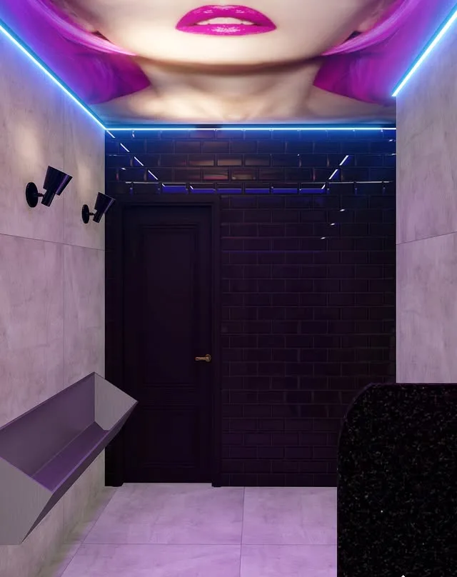 Passagem interna em tons de roxo, com mural e iluminação linear nas paredes