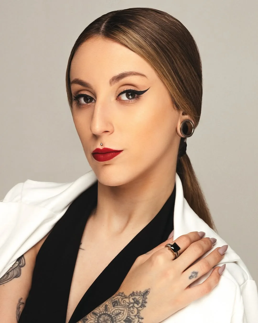 Retrato de Gabriella Dinnies em fundo claro