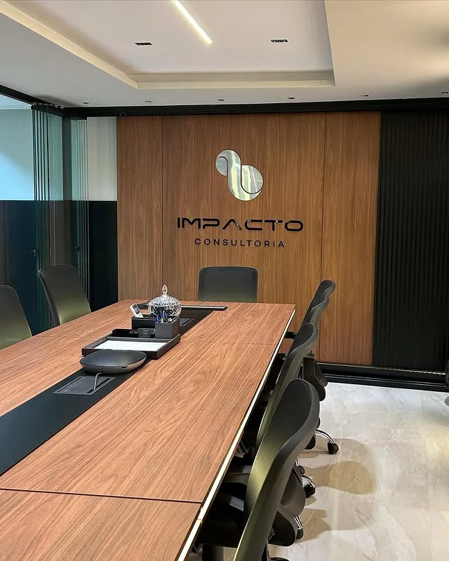 Detalhe de banco de madeira suspenso com fita de luz correndo por baixo, iluminando o piso