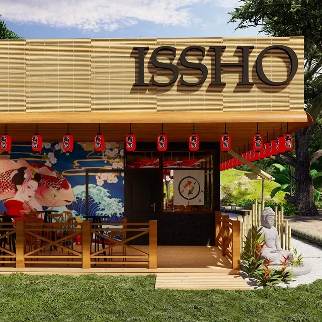 Fachada do restaurante Issho em bambu, com letreiro em relevo, fileira de lanternas vermelhas e mural de carpas ao lado do deck de madeira