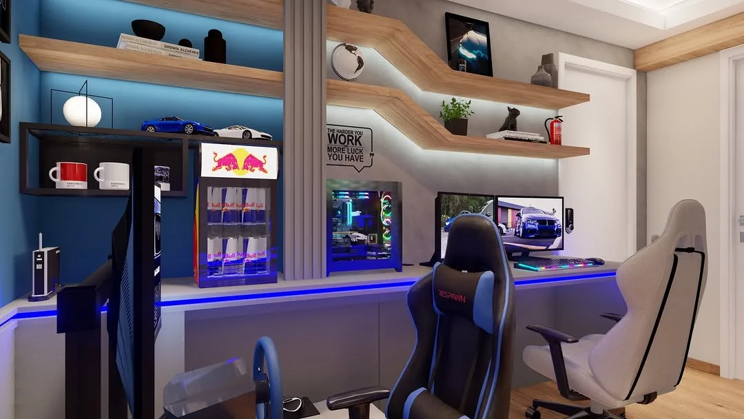 Cadeira gamer diante da bancada iluminada por fita de luz