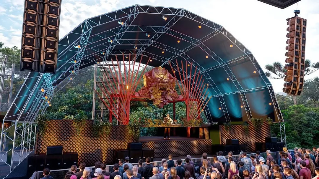 Público diante do palco sob a cobertura iluminada
